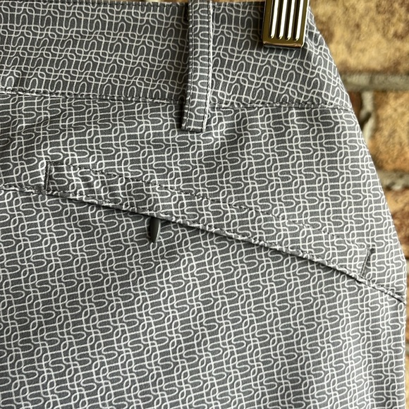 Annika Morgain Pull On Knee length Women’s Capris Gray Pattern Sz 10 Rushed Knee - Picture 9 of 10